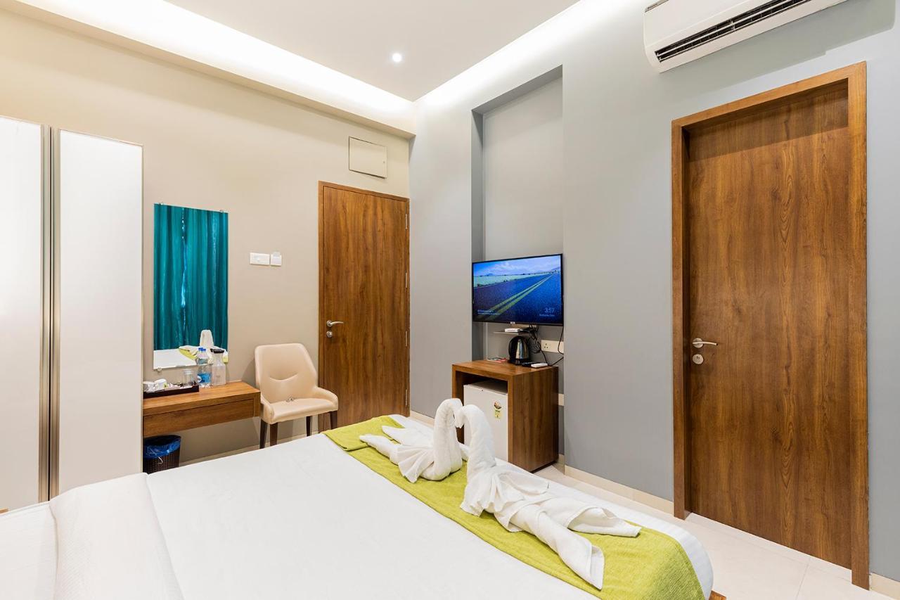 Hotel Seven Oaks Navi Mumbai Buitenkant foto