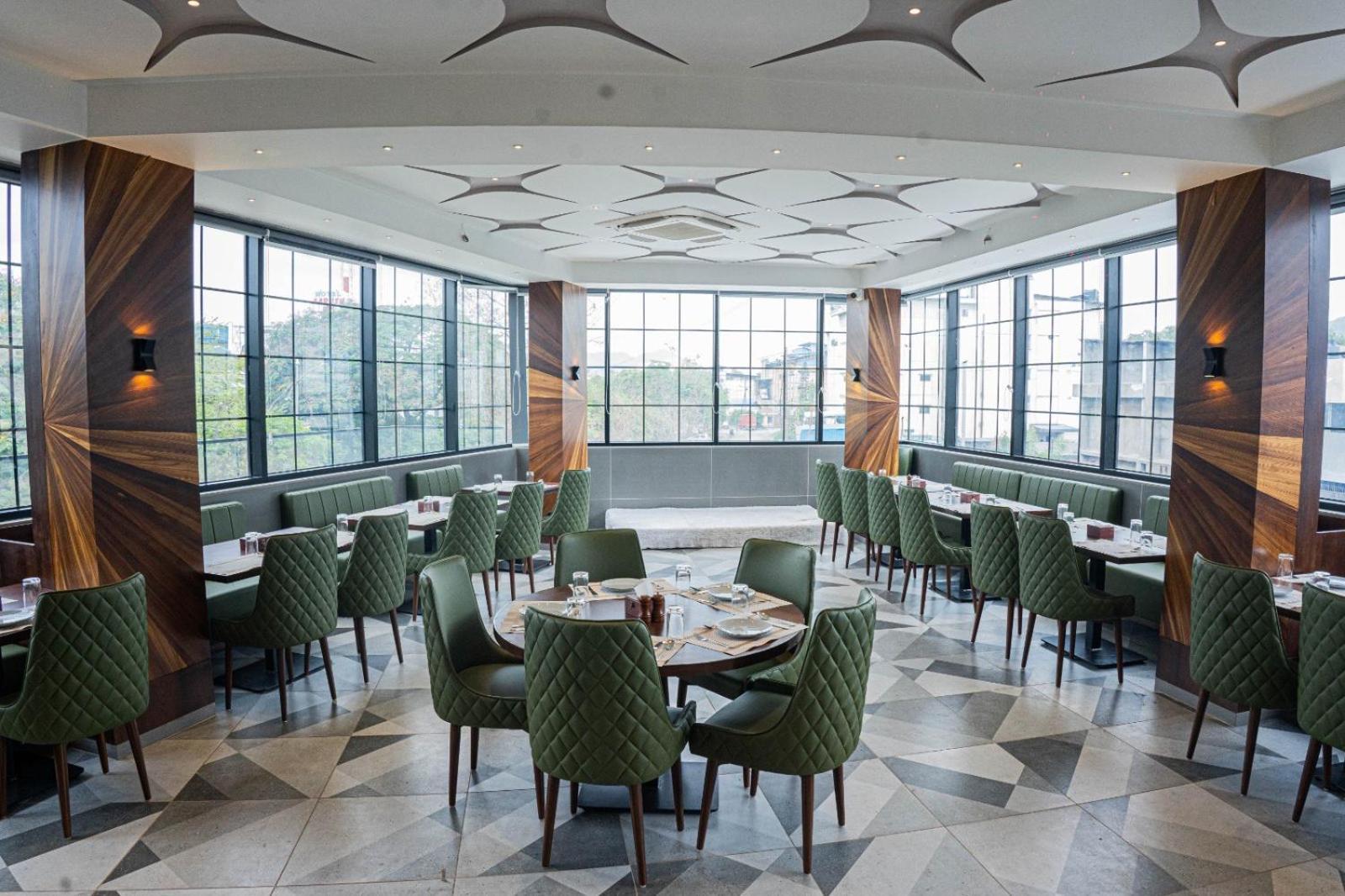 Hotel Seven Oaks Navi Mumbai Buitenkant foto