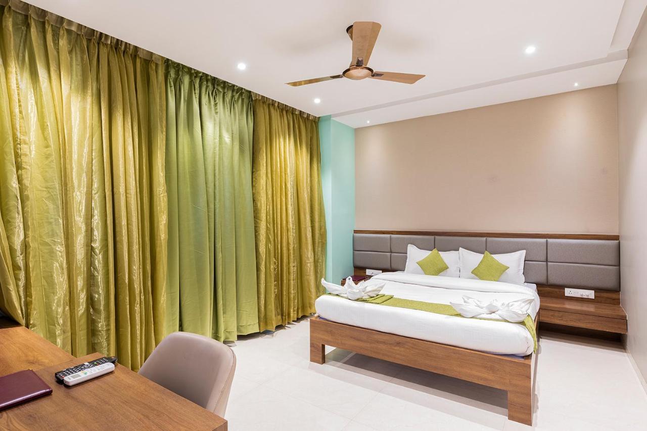 Hotel Seven Oaks Navi Mumbai Buitenkant foto